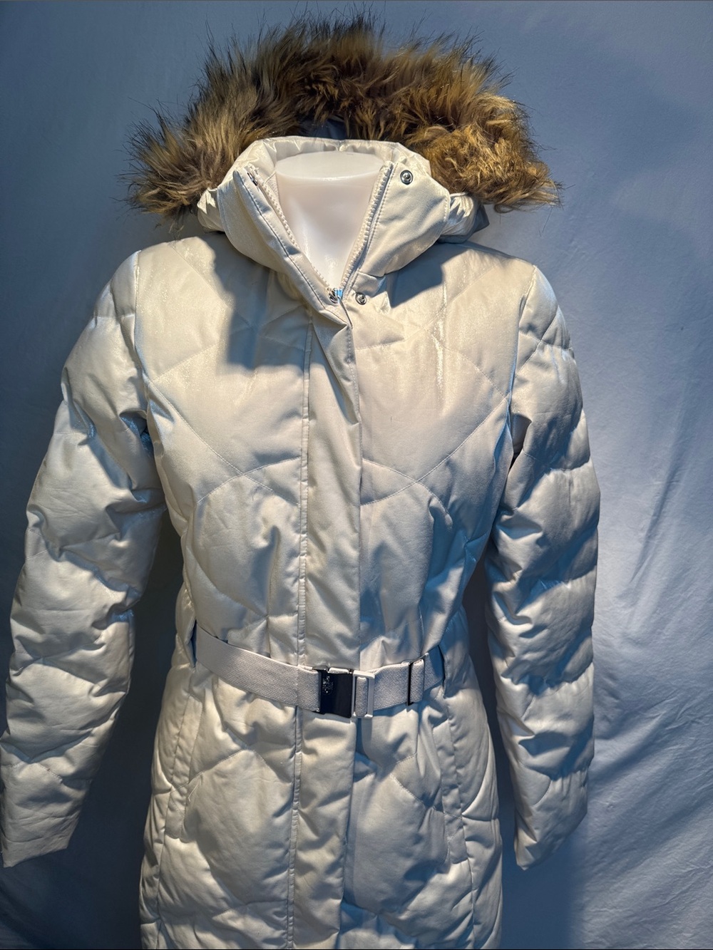 The North Face Women's Cream Quilted Belted Puffer Coat with Faux-Fur Hood - Picture 2 of 16